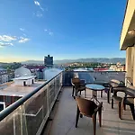 Lush Penthouses - Eluxory Apts Апартаменты *
