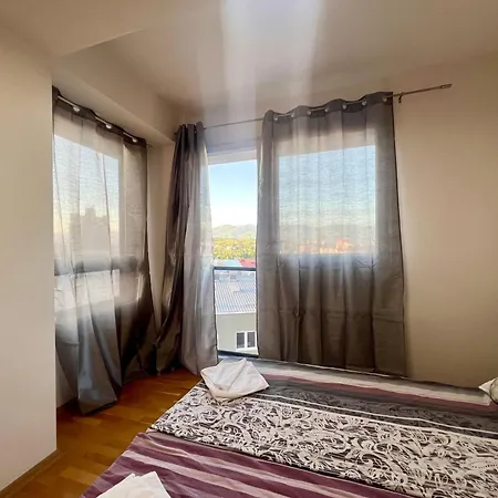 Lush Penthouses - Eluxory Apts アパート スコピエ