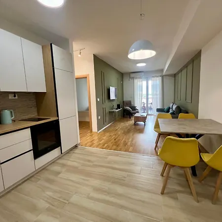 Lush Penthouses - Eluxory Apts *