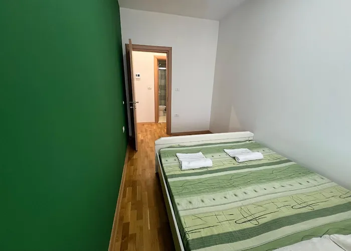 Lush Penthouses - Eluxory Apts