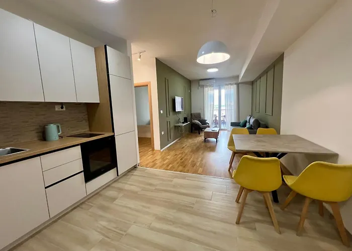 Lush Penthouses - Eluxory Apts *