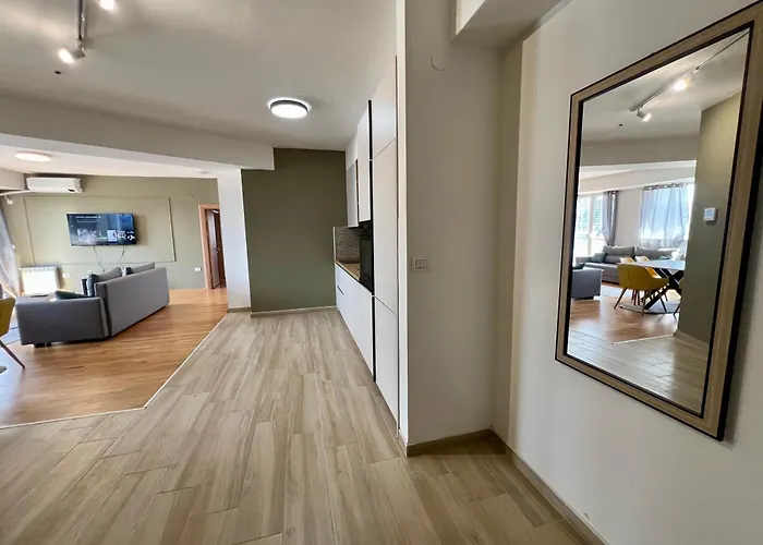 Lush Penthouses - Eluxory Apts *